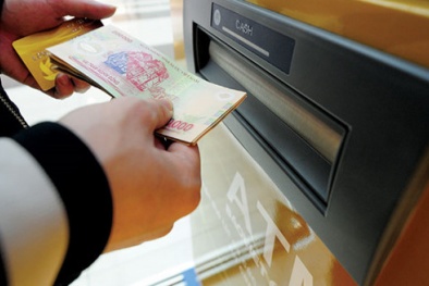 Chủ thẻ ATM bỗng dưng bị mất tiền: Theo luật, ngân hàng phải trả cho khách?