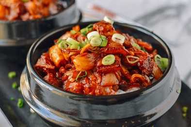 Cách làm thịt ba chỉ xào kim chi chua cay cho bữa tối ngon miệng