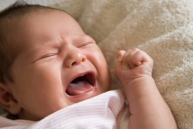 Trẻ bị táo bón do uống sữa, cha mẹ cần làm gì?