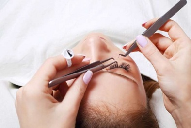 Nối, gắn mi giả ảnh hưởng 'khủng khiếp' đến mắt