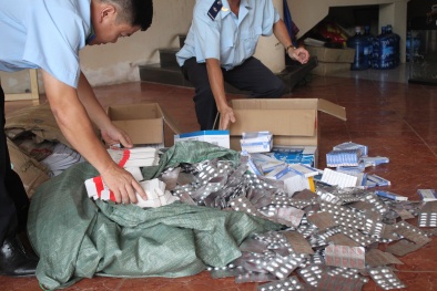 Hà Nội: Phát hiện khối lượng lớn thuốc và vật tư y tế không rõ nguồn gốc