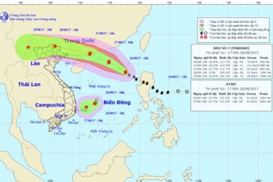 Bão số 7 'chạy đua 'cùng áp thấp nhiệt đới vào đất liền