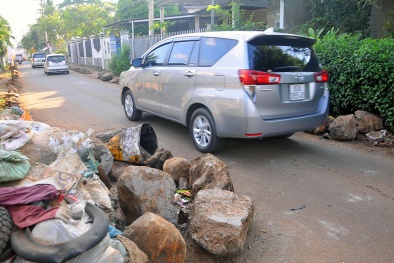 Biên Hòa: Né trạm thu phí, hàng loạt ô tô 'cày nát' đường dân sinh