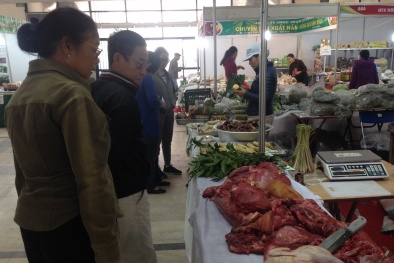 Lo bão số 10 gây mưa lớn ngập úng, người dân Hà Nội mua lương thực dự trữ