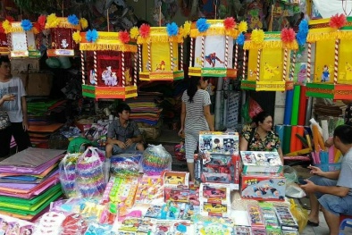 Tết Trung thu: Tiểu thương phố Hàng Mã thu bộn tiền nhờ bán hàng trên... Facebook, Zalo