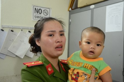 Nữ Thiếu úy cảnh sát bật khóc, không muốn rời xa cháu bé bị bỏ rơi trong nhà nghỉ