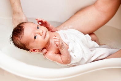 Tắm cho trẻ sau khi bú no, mẹ đừng dại kẻo có ngày ‘mất’ con