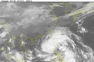Tin bão số 11: Cơn bão Khanun mạnh cấp 15 đang tiến thẳng vào nước ta
