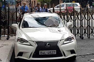 Cần cẩu va trúng ngân hàng khiến cặp ô tô bạc tỷ Lexus và BMW hư hỏng