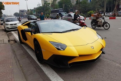 Lamborghini Aventador SV Roadster mui trần giá 39 tỷ đồng bất ngờ xuất hiện trên đường phố