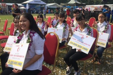 Trao học bổng 'Canon - Chắp cánh nhân tài' năm học 2017-2018 