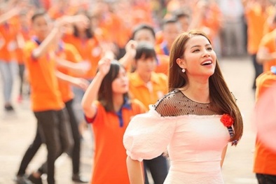 Hoa hậu Phạm Hương rạng rỡ nhảy Flashmob cùng 1000 sinh viên tại Hà Nội