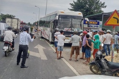 Tai nạn giao thông mới nhất 24h qua: Xe khách lao qua dải phân cách, tông 2 người tử vong