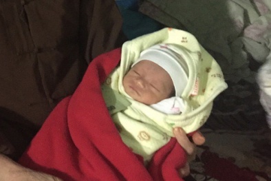 Bé gái 5 ngày tuổi bị bỏ rơi tại cổng chùa