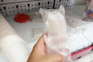Sợ đồ nhựa dùng một lần bán ở chợ gây hại, người dùng ‘đổ xô’ mua sản phẩm siêu thị