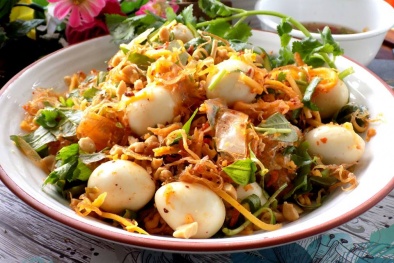 Cách làm bánh tráng trộn chua cay cho chị em thích ăn vặt