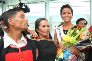 H'Hen Niê giản dị, bật khóc tại sân bay khi gặp lại người thân