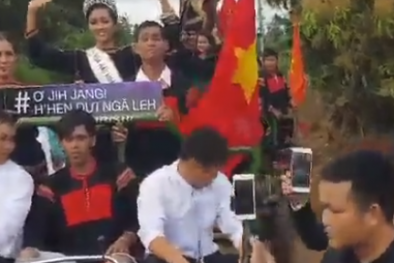 Tân Hoa hậu Hoàn vũ H’Hen Niê được dân làng đón bằng... xe công nông