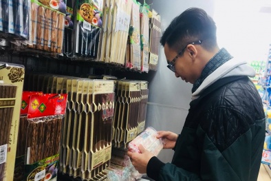 Bỏ mặc cảnh báo, người dùng vẫn tham mua đũa dùng một lần giá rẻ