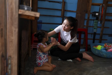Mặc kệ sóng gió, Ngân Anh giản dị cùng bố đi từ thiện