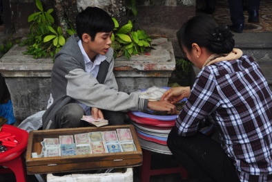 Tết Mậu Tuất 2018: Dịch vụ đổi tiền lẻ ‘hét’ giá trên trời