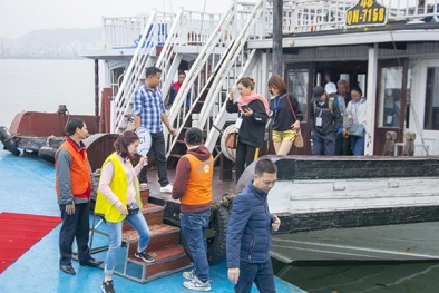 Tàu biển A13win Ưu đãi Vip đưa gần 600 du khách 'xông đất' Hạ Long
