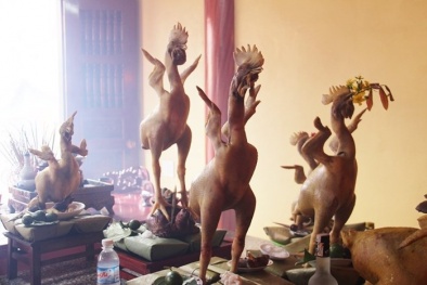 Gà ‘siêu mẫu’ đứng, quỳ, bay cực ‘độc’ trong mâm cỗ cúng Rằm tháng Giêng ở Hà Tĩnh