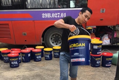 Phát hiện hàng nghìn lít dầu nhớt 'lậu' cất giấu trên xe khách 
