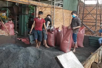 Vụ 'phế phẩm cà phê trộn pin': Chủ cơ sở quanh co chưa khai nhận