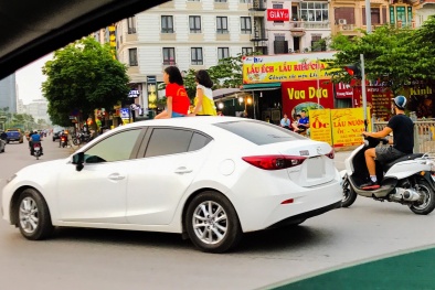 Nguy hiểm tiềm tàng từ cửa sổ trời ô tô, bạn cần biết