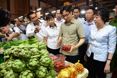 Phó Thủ tướng Vũ Đức Đam thị sát chợ đầu mối lớn nhất nước lúc rạng sáng