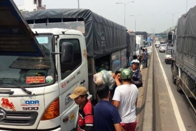 Tai nạn giao thông ngày 10/5: Xe tải tông nhau liên hoàn gần cầu vượt