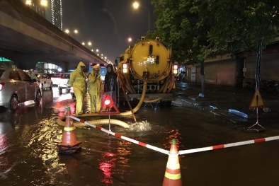 Hà Nội: Đã nâng công suất của hệ thống thoát nước, sao vẫn ngập?
