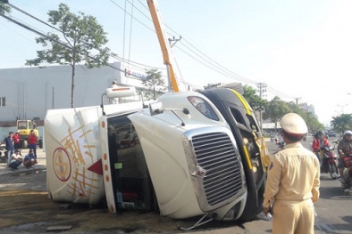 Tai nạn giao thông ngày 16/5: Xe đầu kéo lật như phim giữa đường