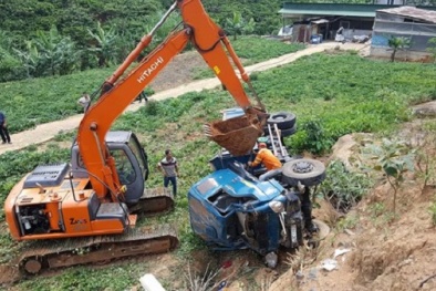 Tai nạn giao thông ngày 17/5: Xe tải mất lái lật nhiều vòng xuống vực sâu
