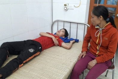 Đang cầm điện thoại chơi game hai anh em bất ngờ bị sét đánh, 1 người tử vong