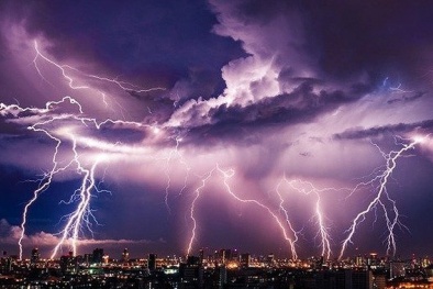 Tránh sét đánh ‘tung người’ khi trời mưa giông, cần 'thuộc lòng' những điều này