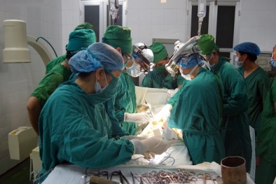 Cứu sống thành công bệnh nhân bị thanh sắt chọc từ nếp bẹn xuyên ổ bụng