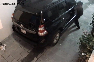 Hà Nội: 2 nam thanh niên vặt gương xe sang Land Cruiser Prado nhanh như chớp
