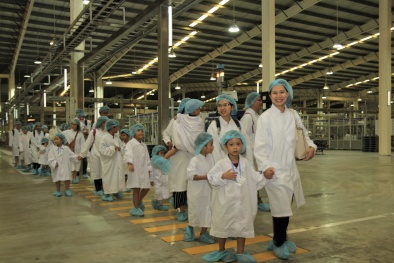 Cùng con khám phá Siêu nhà máy sữa của Vinamilk