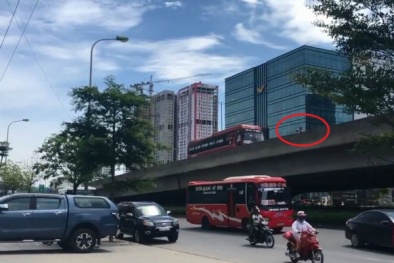 Xe máy chạy ngược chiều trên đường cấm, ép xe khách đi giật lùi 
