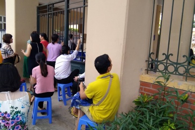 Kì thi THPT quốc gia 2018: Con đi thi, phụ huynh cũng đứng ngồi không yên