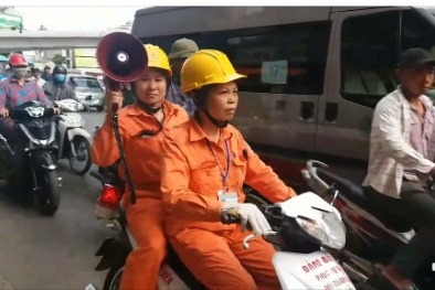 Nắng nóng đỉnh điểm, nhân viên điện lực vác loa khắp phố kêu gọi tiết kiệm điện