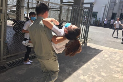 Nóng: Sơ tán hàng trăm công nhân do hít phải khí lạ