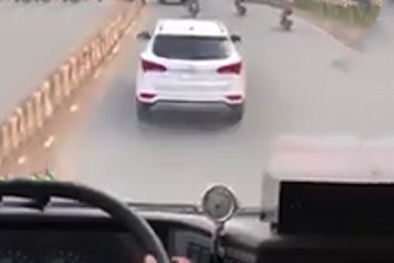 Tài xế ô tô 7 chỗ cản xe cứu hỏa ở TP.HCM có thể phải đền bù thiệt hại vụ cháy