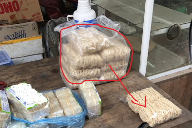 Mì sợi ba không hiên ngang 'dạo chợ'