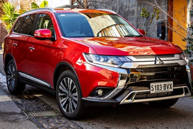 Mitsubishi Outlander tiếp tục giảm giá 'khủng' trong tháng cô hồn