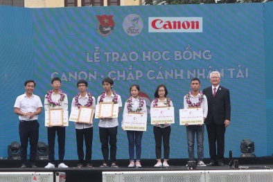 Trao học bổng 'Canon - Chắp cánh nhân tài'
