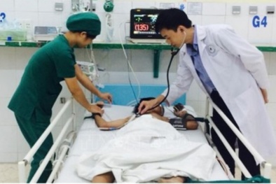 Từ vụ trẻ nghịch dại bị vỡ đại tràng, bác sĩ chuyên khoa cảnh báo nguy hiểm