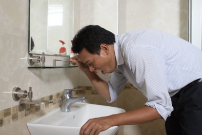 Móc họng nôn sau khi uống rượu nguy hiểm chết người không phải ai cũng biết